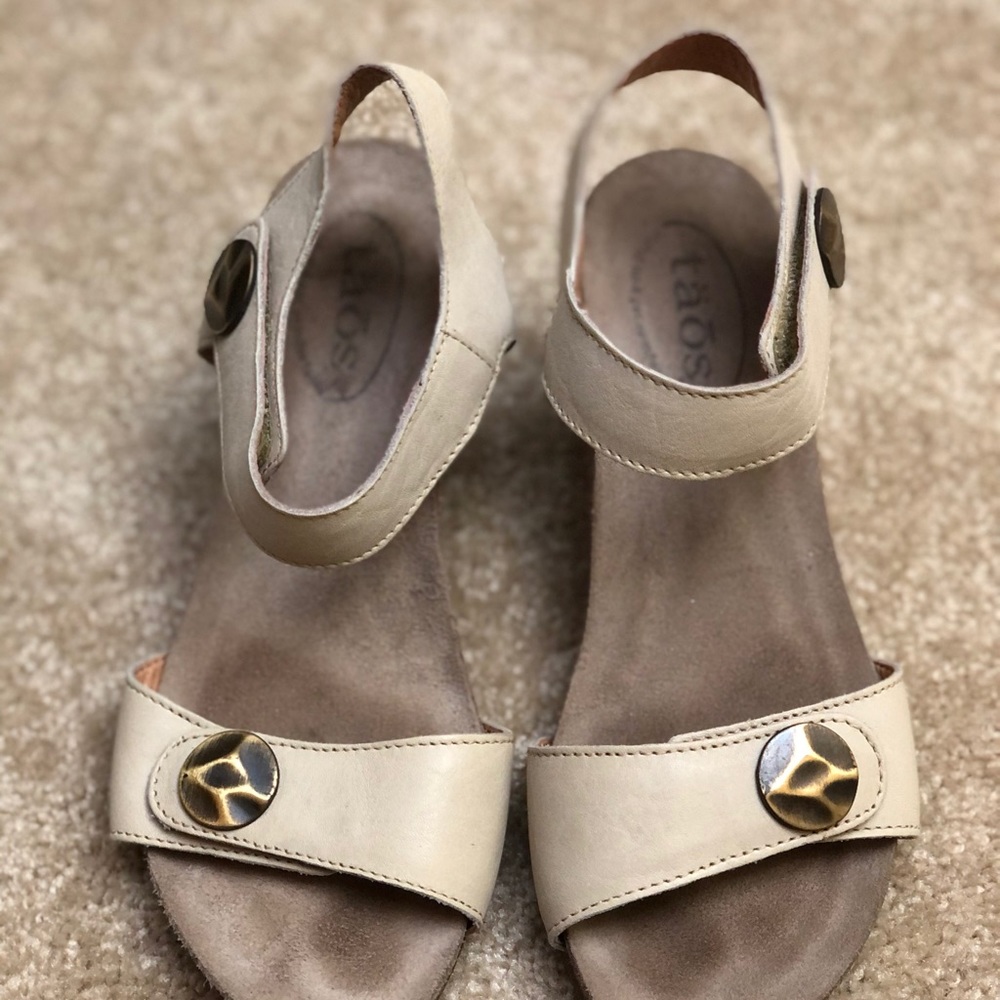 Barely worn cream Taos wedge 2 1/2” heel comfort sandals